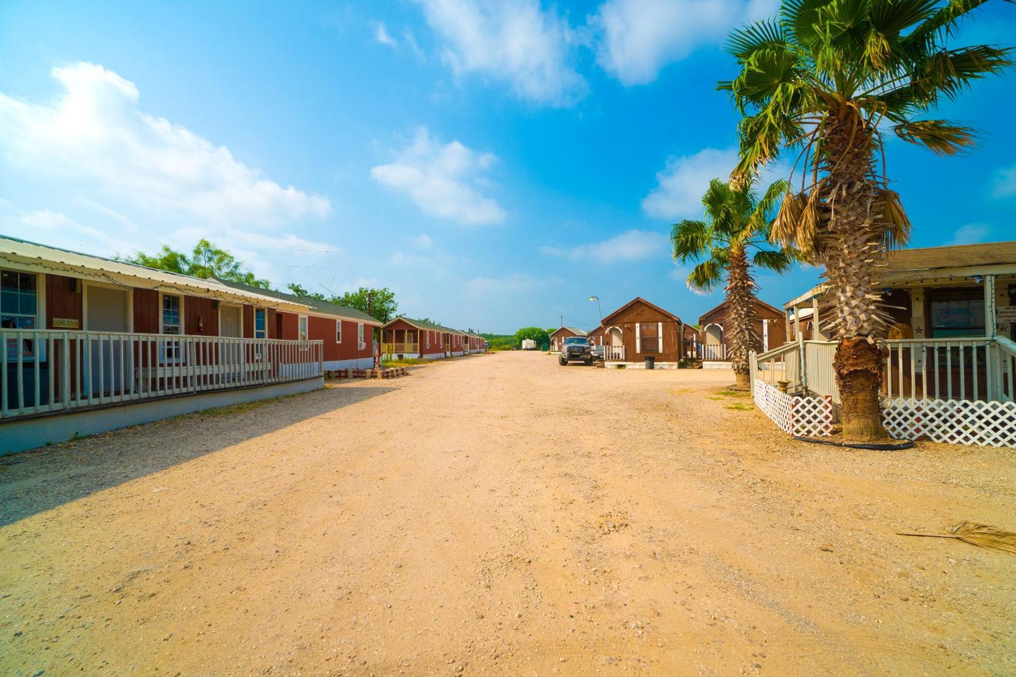 Grand Eagle Ford Lodge & Rv Park Tilden المظهر الخارجي الصورة